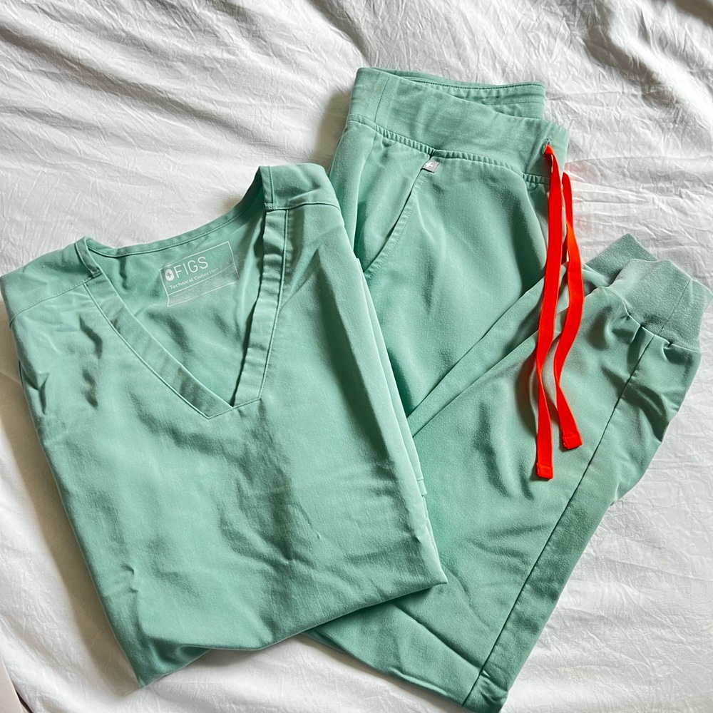 FIGS scrubs joggers and top set